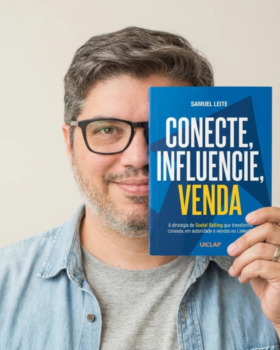 Samuel Leite com o livro Conecte, Influencie, Venda